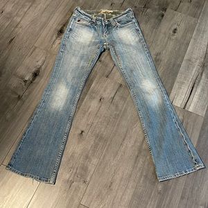 Miss me 5 pockets Jean, back pockets with pocket flaps.